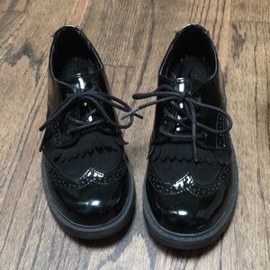 Simply styled girls black shoes